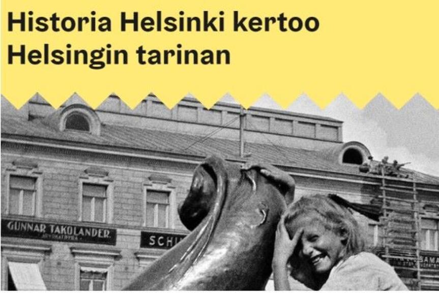 Tyttö istuu Havis Amandan suihkulähteen veistosryhmään kuuluvan hylkeen päällä. Tyttö istuu Havis Amandan suihkulähteen veistosryhmään kuuluvan hylkeen päällä.