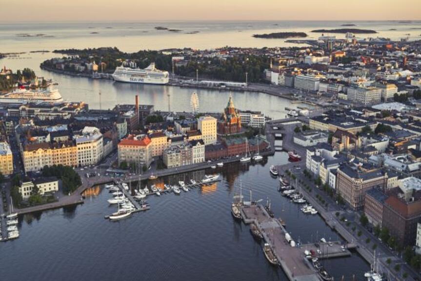Ilmakuva Helsingin keskustasta Katajanokan suuntaan. Ilmakuva Helsingin keskustasta Katajanokan suuntaan.