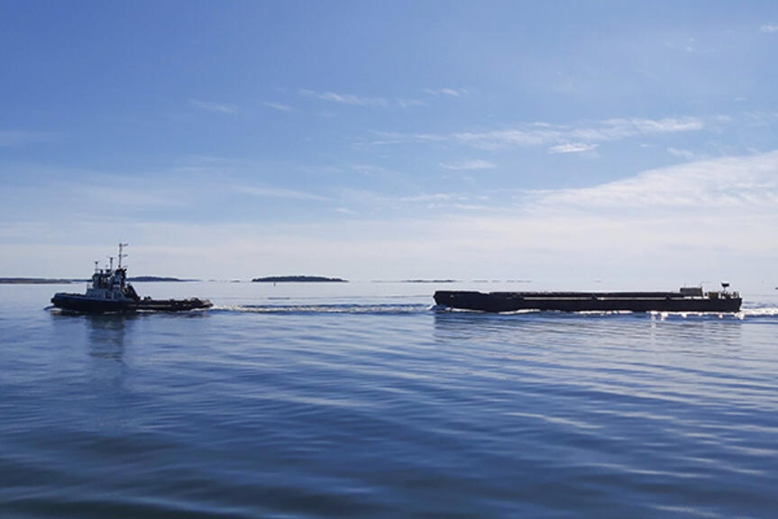 Kuvassa hinaaja kuljettaa proomua. Kuvassa hinaaja kuljettaa proomua.