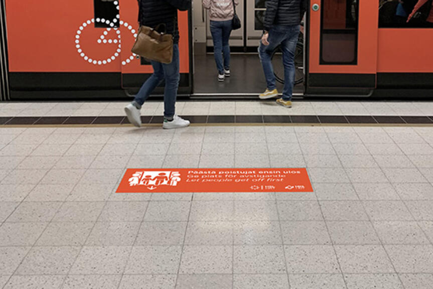Opastetarra laitusitason lattiassa. Opastetarra laitusitason lattiassa.