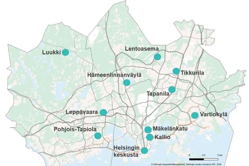 Kartalla merkityt pääkaupunkiseudun ilmanlaadun mittauspaikat vilkasliikenteisillä alueilla vuonna 2022. Kartalla merkityt pääkaupunkiseudun ilmanlaadun mittauspaikat vilkasliikenteisillä alueilla vuonna 2022.