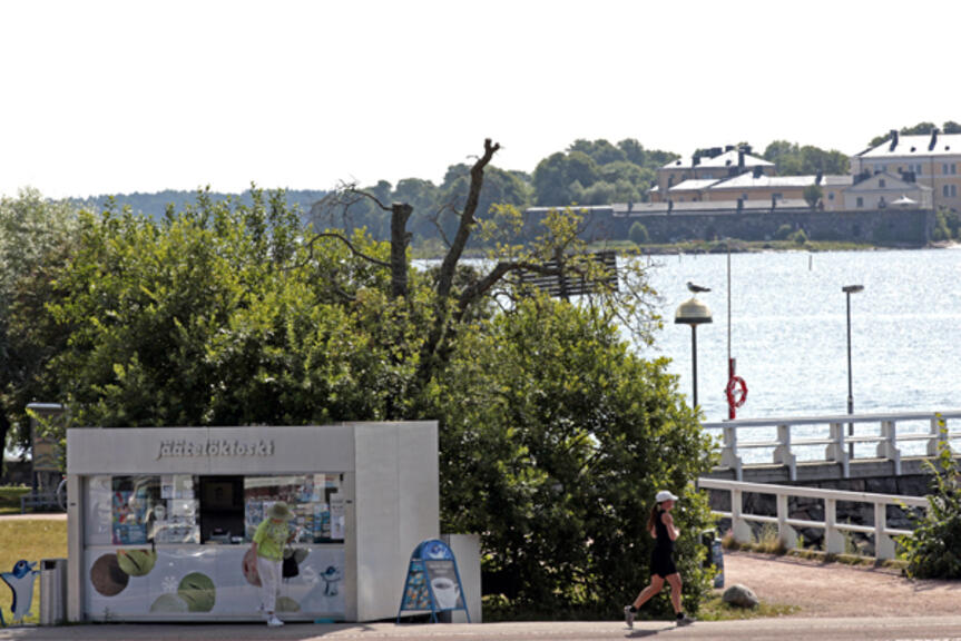 Kaupunki vuokraa yleisillä alueilla sijaitsevia jäätelö- ja grillikioskipaikkoja yritysten käyttöön. Kuva: Helsingin kaupungin aineistopankki / Lauri Hänninen. Kaupunki vuokraa yleisillä alueilla sijaitsevia jäätelö- ja grillikioskipaikkoja yritysten käyttöön. Kuva: Helsingin kaupungin aineistopankki / Lauri Hänninen.