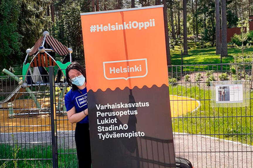 Kaupungin palveluneuvoja leikkipuistoissa. Kaupungin palveluneuvoja leikkipuistoissa.