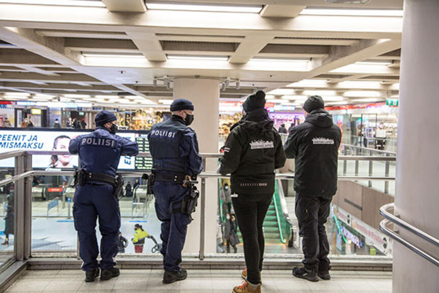 Yhteistyötahojen kautta Helsingin kaduilla on satoja silmäpareja tarttumassa mahdollisiin ongelmiin. Poliiseja ja nuorisotyöntekijöitä kauppakeskuksessa.. Yhteistyötahojen kautta Helsingin kaduilla on satoja silmäpareja tarttumassa mahdollisiin ongelmiin. Poliiseja ja nuorisotyöntekijöitä kauppakeskuksessa..