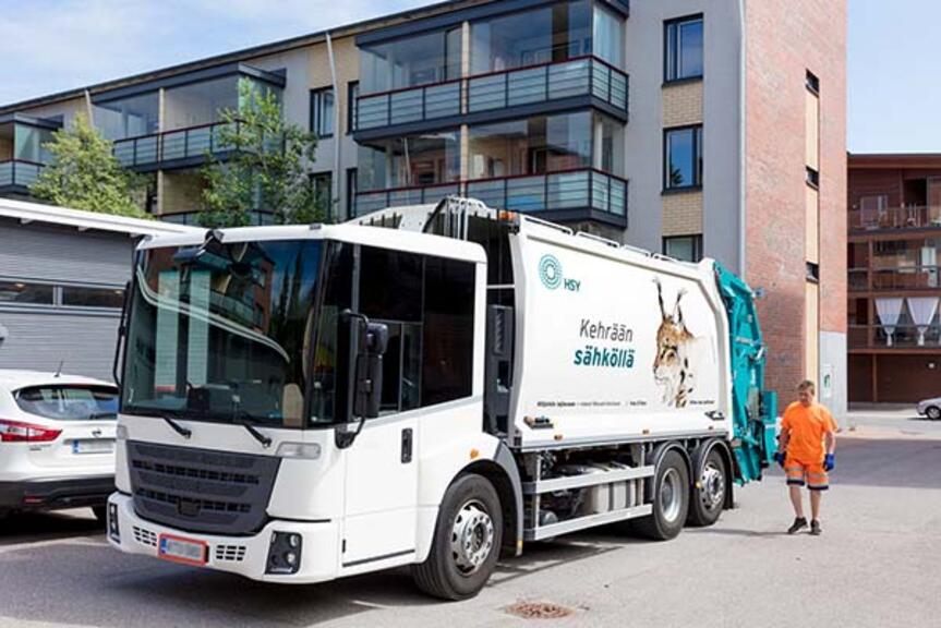 “Sähköllä kehräävä” ilves kuvittaa uutta HSY:n jäteautoa. “Sähköllä kehräävä” ilves kuvittaa uutta HSY:n jäteautoa.