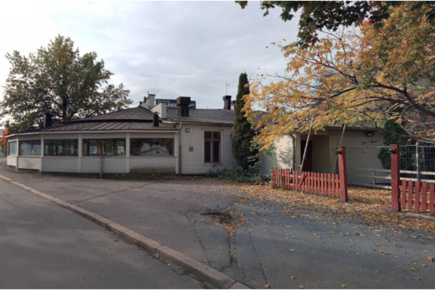 Ravintola Kaisaniemen rakennus ja piha-alue tieltä kuvattuna. Ravintola Kaisaniemen rakennus ja piha-alue tieltä kuvattuna.