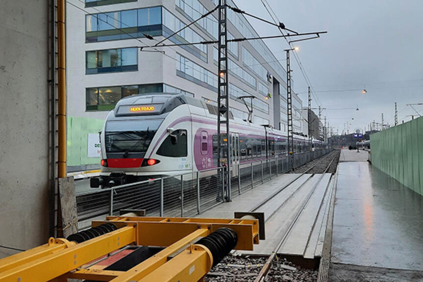 Työmaa-aitaa laiturilla 17. Työmaa-aitaa laiturilla 17.