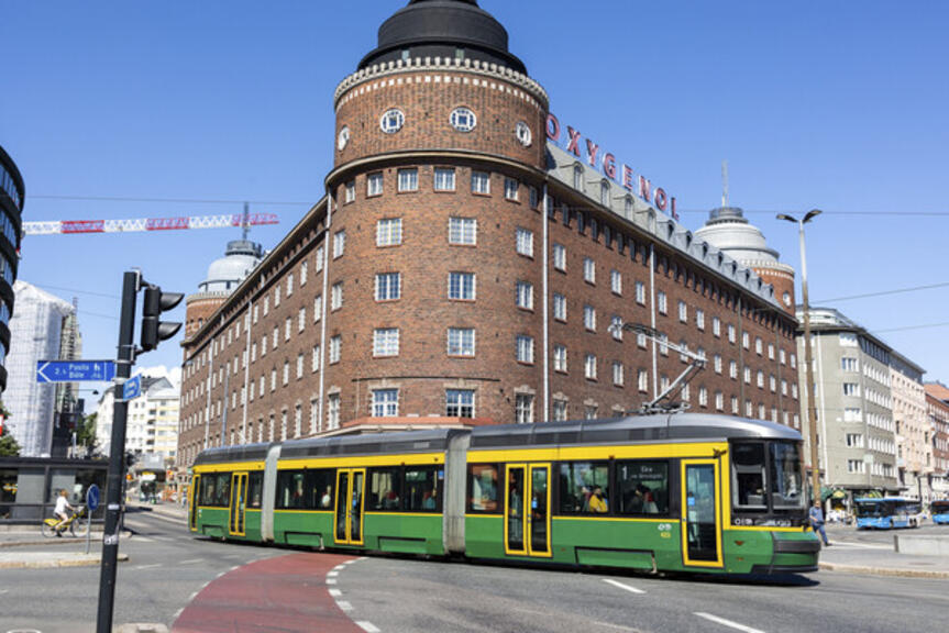 Raitiovaunu Hakaniemen torin reunalla. Raitiovaunu Hakaniemen torin reunalla.