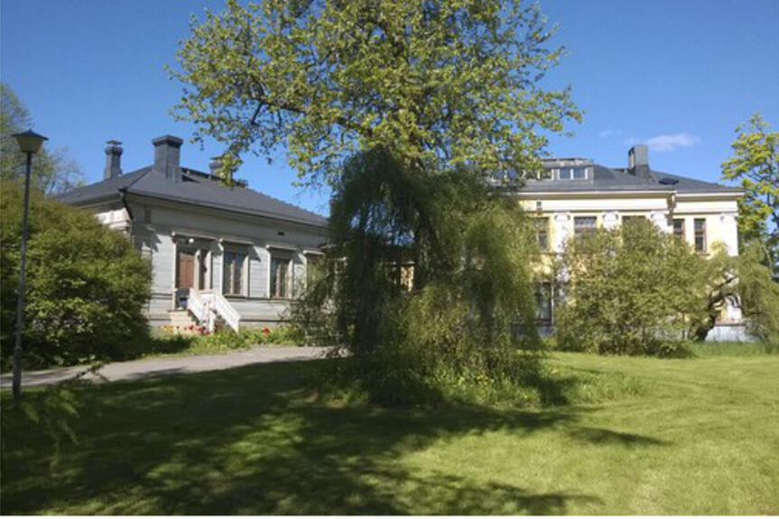 Meilahden kartanon alueella sijaitsevat vanhat rakennukset, kartano ja tanssipaviljonki. Meilahden kartanon alueella sijaitsevat vanhat rakennukset, kartano ja tanssipaviljonki.
