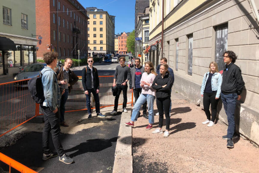 Katutöiden laaduntarkkailijat maastokatsemuksella. Katutöiden laaduntarkkailijat maastokatsemuksella.
