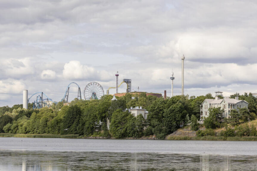 Töölönlahden rannalla näkyy Linnanmäen laitteita. Töölönlahden rannalla näkyy Linnanmäen laitteita.
