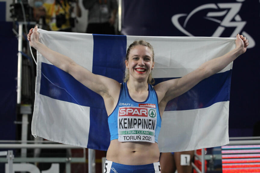 Lotta Kemppinen tuulettaa nostamalla Suomen lippua. Lotta Kemppinen tuulettaa nostamalla Suomen lippua.