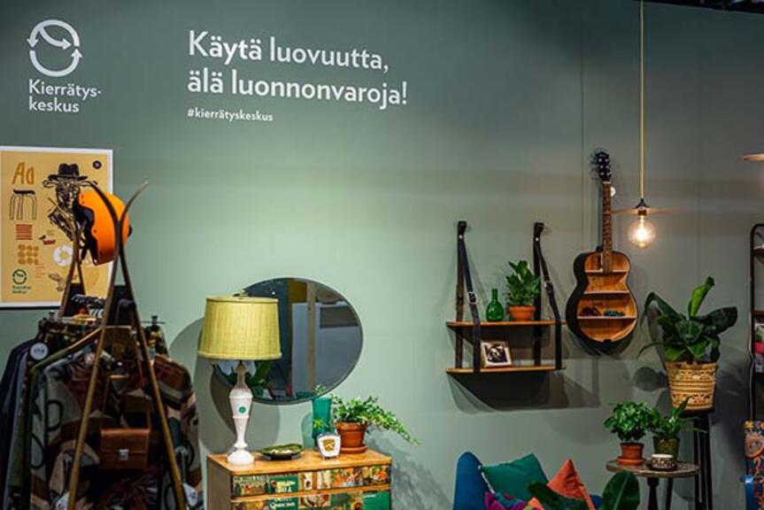 Käytä luovuutta, älä luonnonvaroja -sloganin mukaista sisustusta. Käytä luovuutta, älä luonnonvaroja -sloganin mukaista sisustusta.