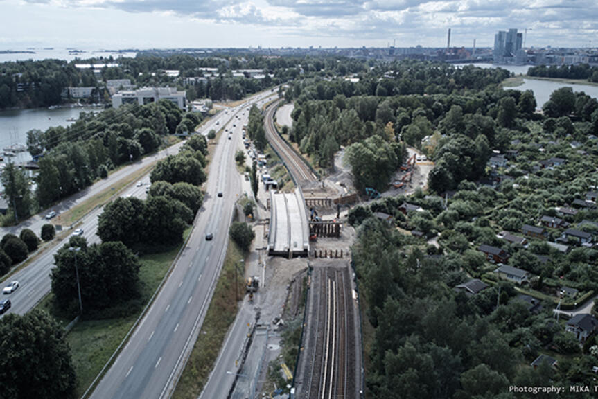 Ilmakuva Kipparlahden sillasta ennen siirtoa. Ilmakuva Kipparlahden sillasta ennen siirtoa.