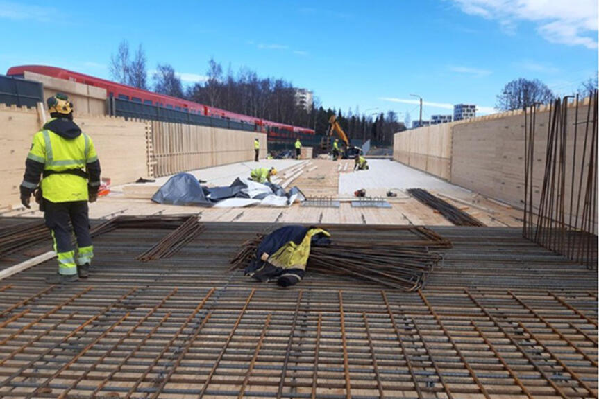 Työmies Kipparlahdn metrosillan työmaalla. Työmies Kipparlahdn metrosillan työmaalla.