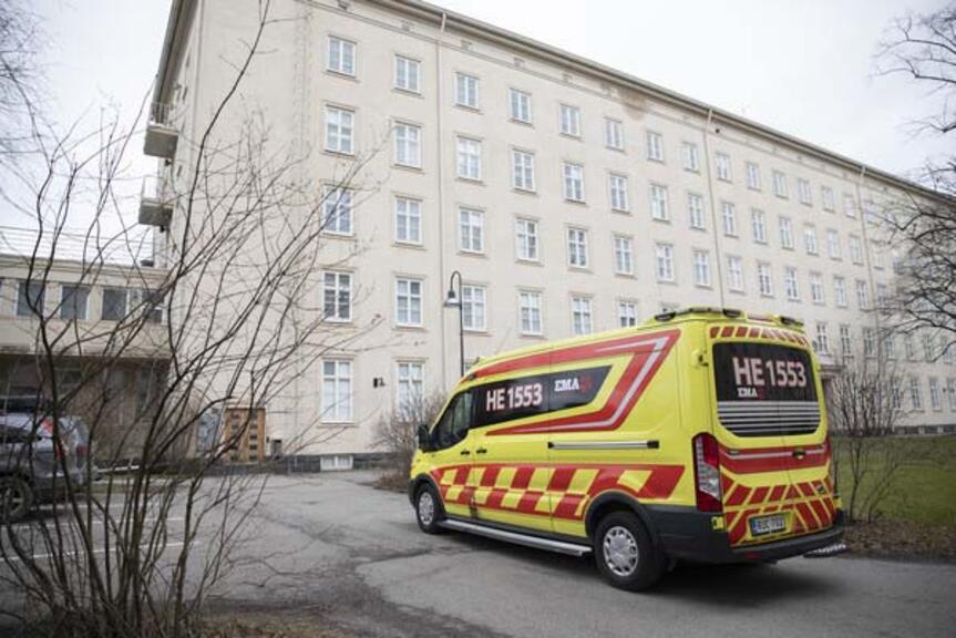 Ambulanssi Laakson sairaalarakennuksen edessä. Ambulanssi Laakson sairaalarakennuksen edessä.