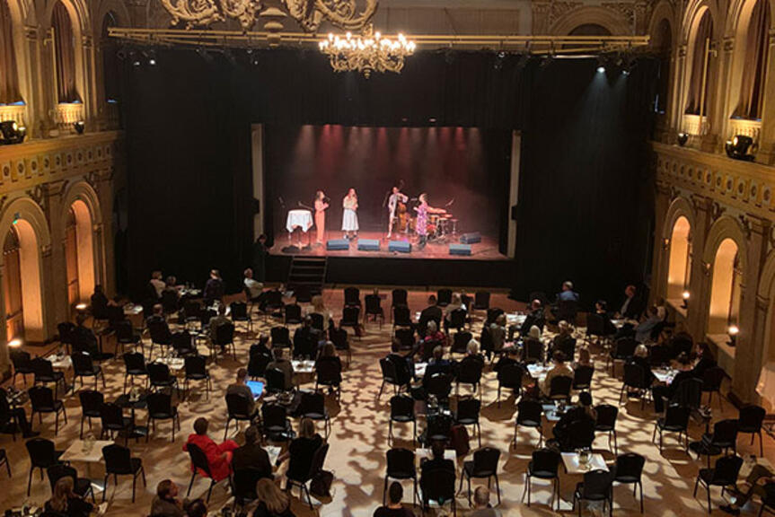 Ihmisiä teatterissa.
