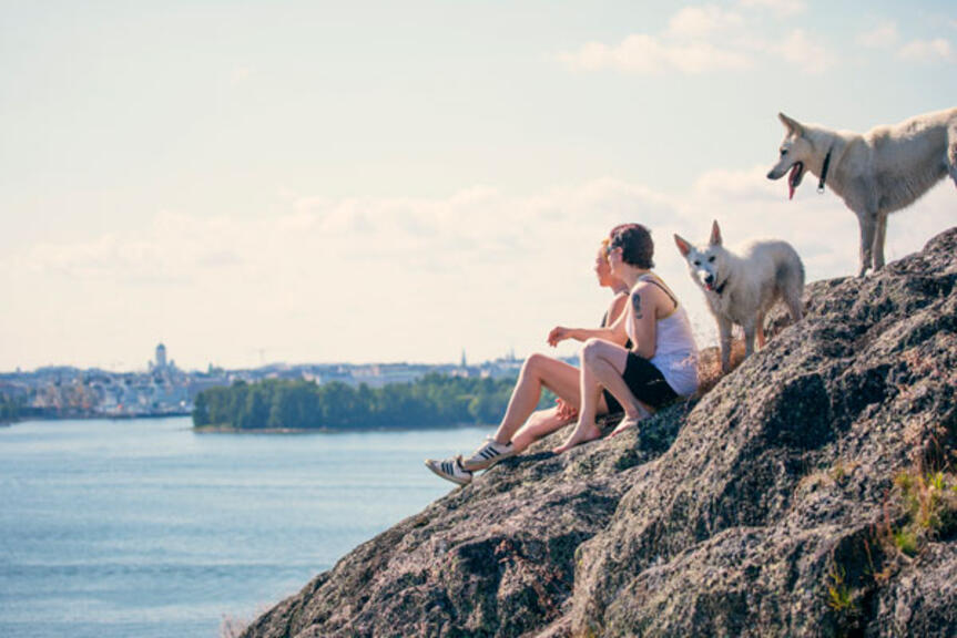 Ihmisiä ja koiria kalliolla Kruunuvuorenrannassa. Kuva: Lauri Rotko. Ihmisiä ja koiria kalliolla Kruunuvuorenrannassa. Kuva: Lauri Rotko.