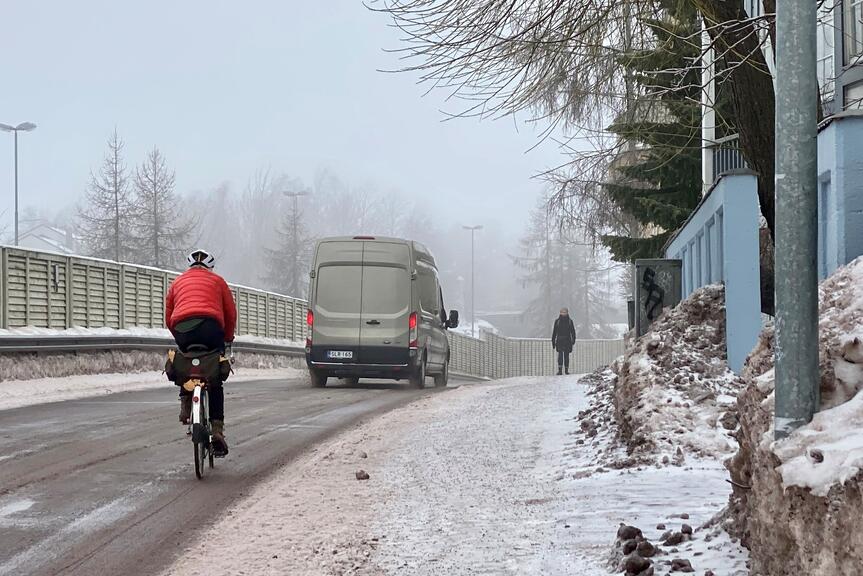 Liikennettä Kulosaaren puistotiellä helmikuussa 2021. Liikennettä Kulosaaren puistotiellä helmikuussa 2021.