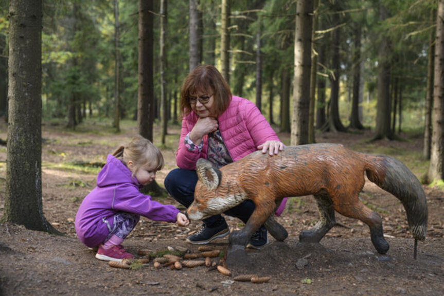 Lapsi, vanhus ja eläinveistos. Kuva: Sakari Röyskö. Lapsi, vanhus ja eläinveistos. Kuva: Sakari Röyskö.