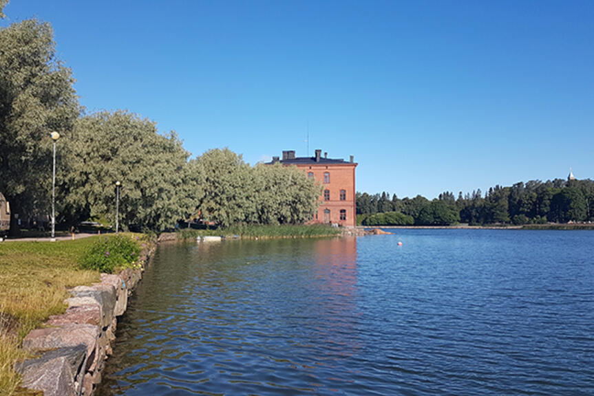 Lapinlahden huonokuntoisen rantamuurin korjausta tutkitaan. Kuva: Anu Hämäläinen, Helsingin kaupunkiympäristön viestintä. Lapinlahden huonokuntoisen rantamuurin korjausta tutkitaan. Kuva: Anu Hämäläinen, Helsingin kaupunkiympäristön viestintä.
