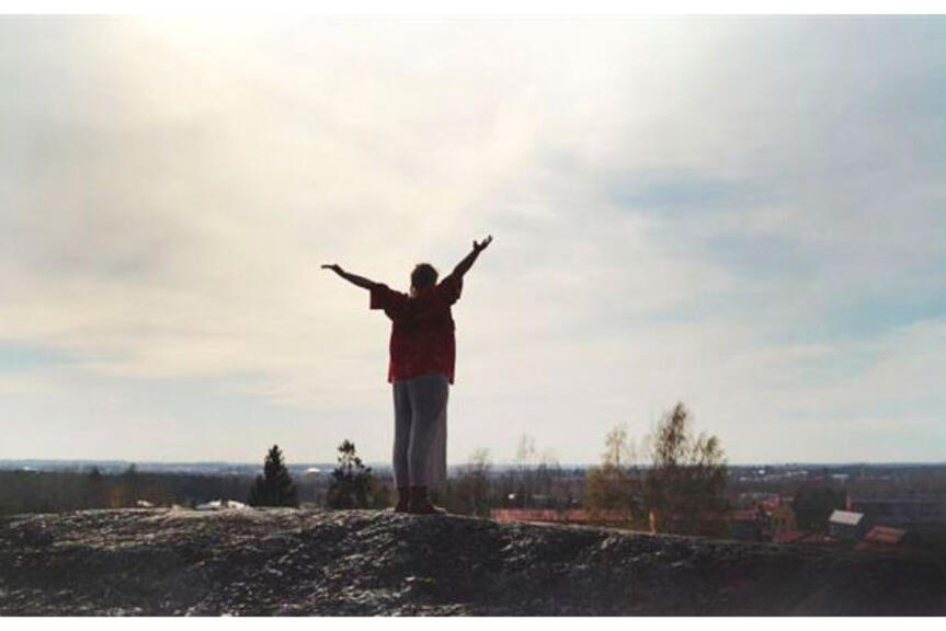 Henkilö seisoo korkealla kalliolla edessään avara maisema. Henkilö seisoo korkealla kalliolla edessään avara maisema.