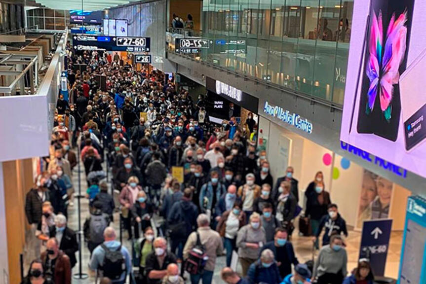 Ruuhkatilanne Helsinki-Vantaan lentoasemalla viikolla 38. Jonottaminen ahtaissa tiloissa on terveysturvallisuusriski. 