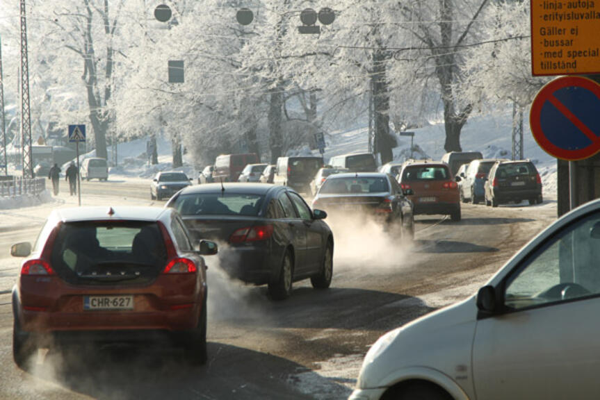 Talvista autoliikennettä Helsingissä. Kuva Seppo Laakso. Talvista autoliikennettä Helsingissä. Kuva Seppo Laakso.
