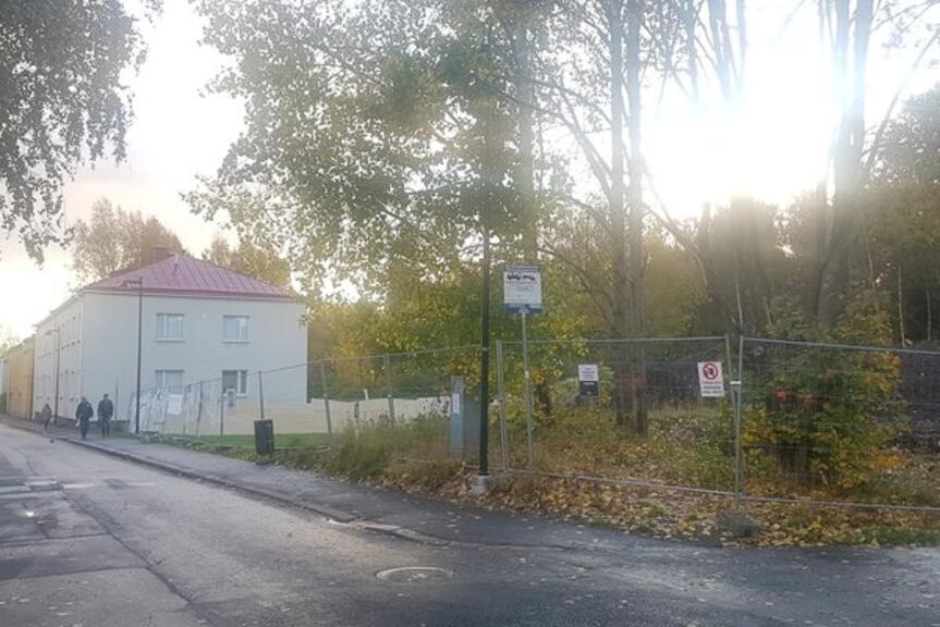 Limingantiellä sijaitseva tontti, joka on aidattu rakennustelineillä. Limingantiellä sijaitseva tontti, joka on aidattu rakennustelineillä.