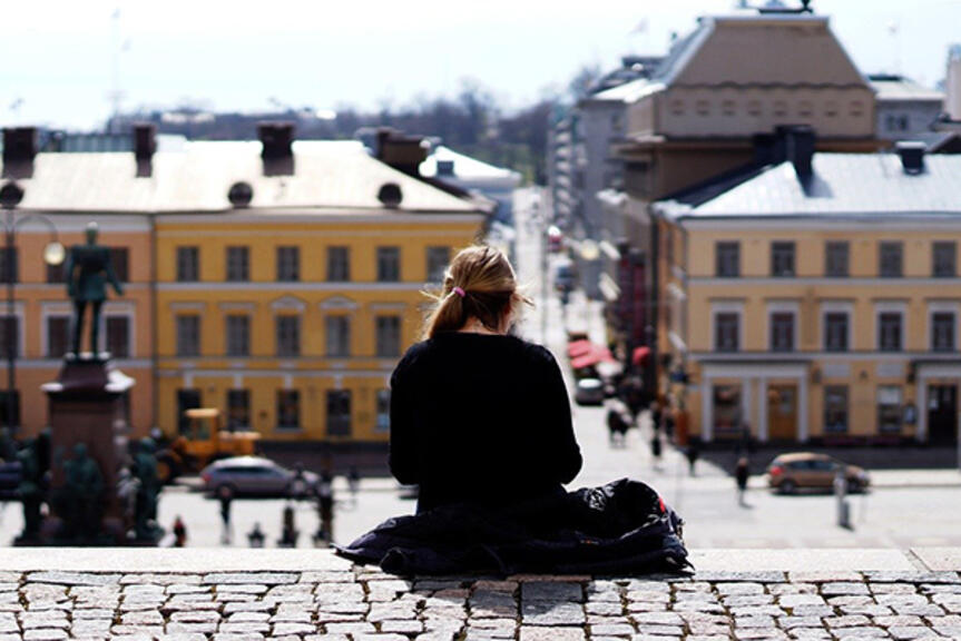 Nainen istumassa yksin kirkon portailla Senaatintorin laidalla. Nainen istumassa yksin kirkon portailla Senaatintorin laidalla.