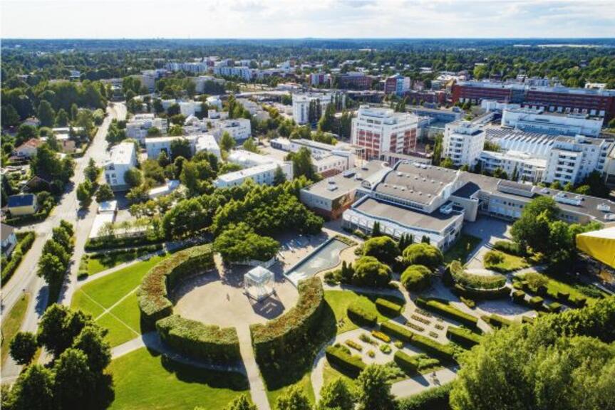 Viistoilmakuva Malmilta Ala-Malmin puistosta ja Malmitalosta Viistoilmakuva Malmilta Ala-Malmin puistosta ja Malmitalosta