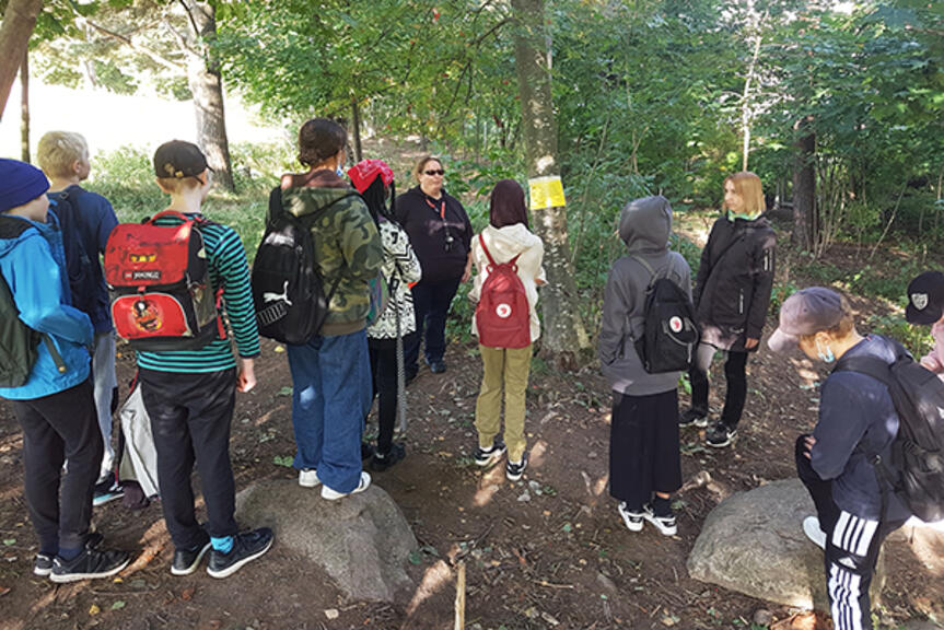 Oppilaita rastiradalla metsikössä kuraattorin ja psykologin kanssa. Oppilaita rastiradalla metsikössä kuraattorin ja psykologin kanssa.