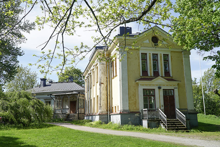 Meilahden kartanon tanssipaviljonki ja päärakennus. Meilahden kartanon tanssipaviljonki ja päärakennus.