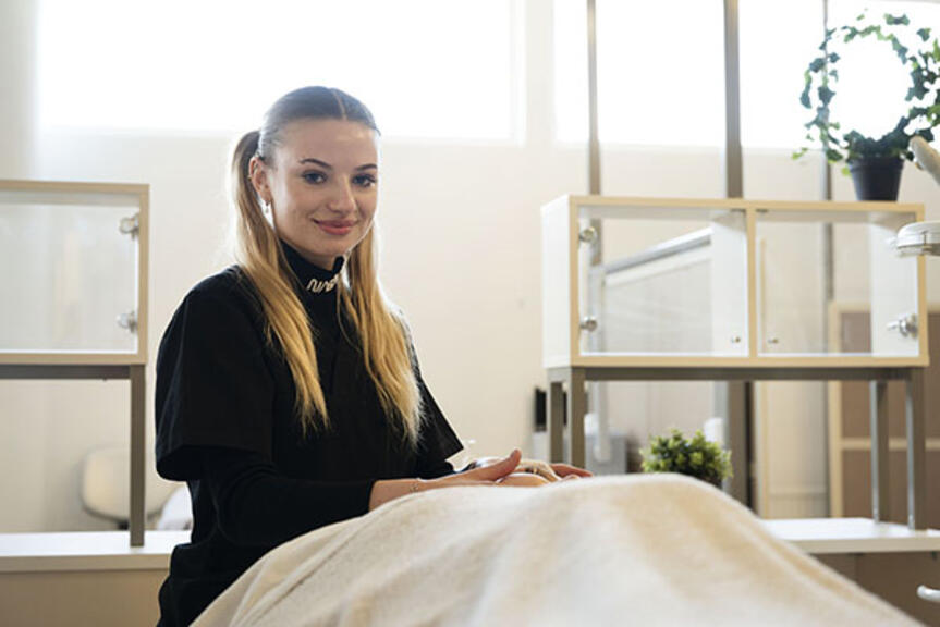 Kauneudenhoitoalan opiskelija Anastasia Bavsenkova harjoittelee kasvohoidon tekemistä Stadin AO:ssa. Kauneudenhoitoalan opiskelija Anastasia Bavsenkova harjoittelee kasvohoidon tekemistä Stadin AO:ssa.