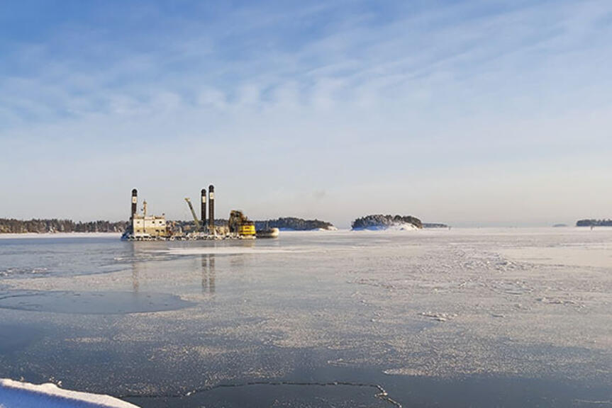 Ruoppauskalustoa merellä tammikuussa Ruoppauskalustoa merellä tammikuussa