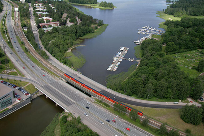 Metrojuna sillalla ylhäältä päin kuvattuna Metrojuna sillalla ylhäältä päin kuvattuna