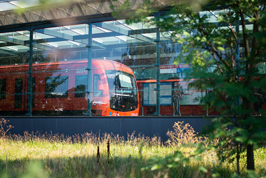 metrojuna aseman lasi-ikkunan takana metrojuna aseman lasi-ikkunan takana