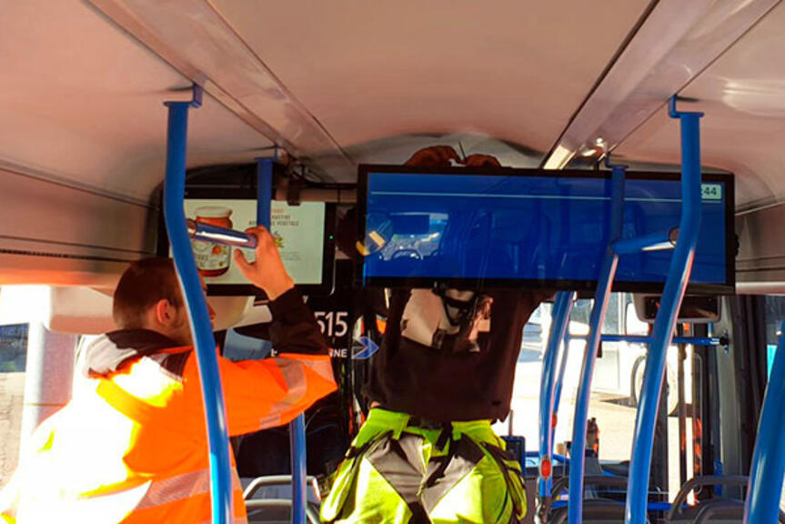 Diginäytön asentamista bussin kattoon. Diginäytön asentamista bussin kattoon.