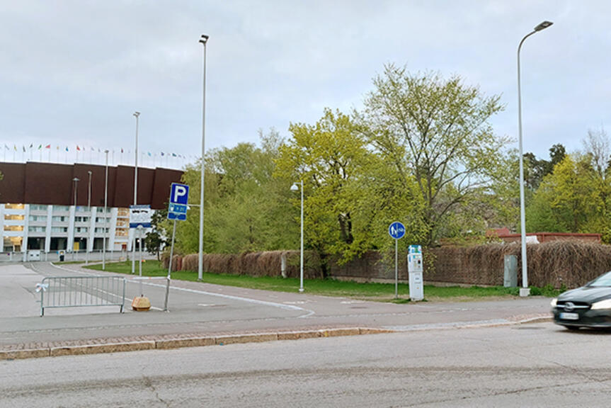 Kuvassa olympiastadion, aukio, puita ja pumppaamon tiilimuuri keväältä 2022. Haavisto Marjukka Kuvassa olympiastadion, aukio, puita ja pumppaamon tiilimuuri keväältä 2022. Haavisto Marjukka