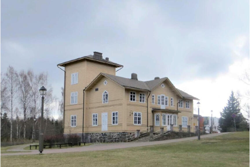 Kuva puurakenteisesta kartanosta historiallisessa puistoympäristössä. Kuva puurakenteisesta kartanosta historiallisessa puistoympäristössä.