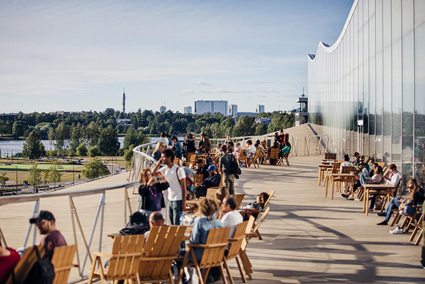 Ihmisiä Oodin terassilla. Kuva: Helsinki Marketing, Jussi Hellsten. Ihmisiä Oodin terassilla. Kuva: Helsinki Marketing, Jussi Hellsten.