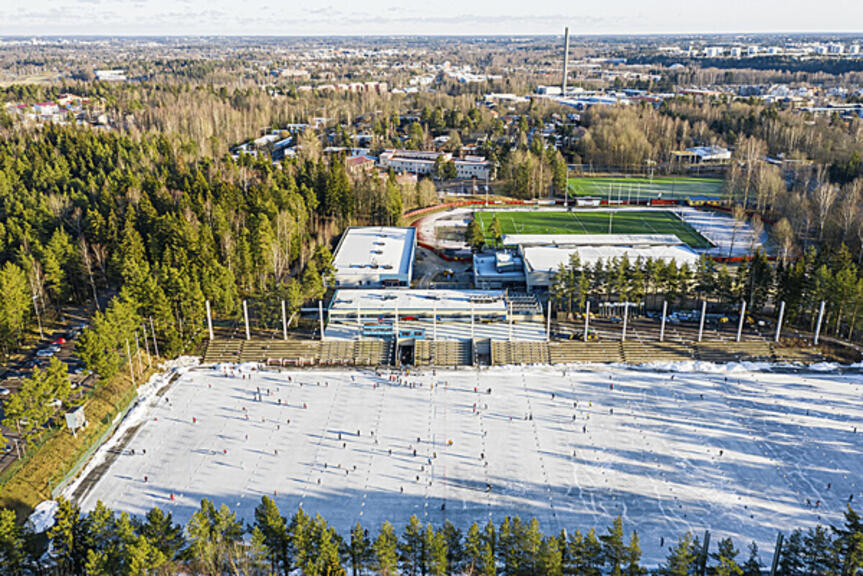 Korkealta ilmasta otettu valokuva Oulunkylän liikuntapuistosta, etualalla tekojääkenttä. Korkealta ilmasta otettu valokuva Oulunkylän liikuntapuistosta, etualalla tekojääkenttä.