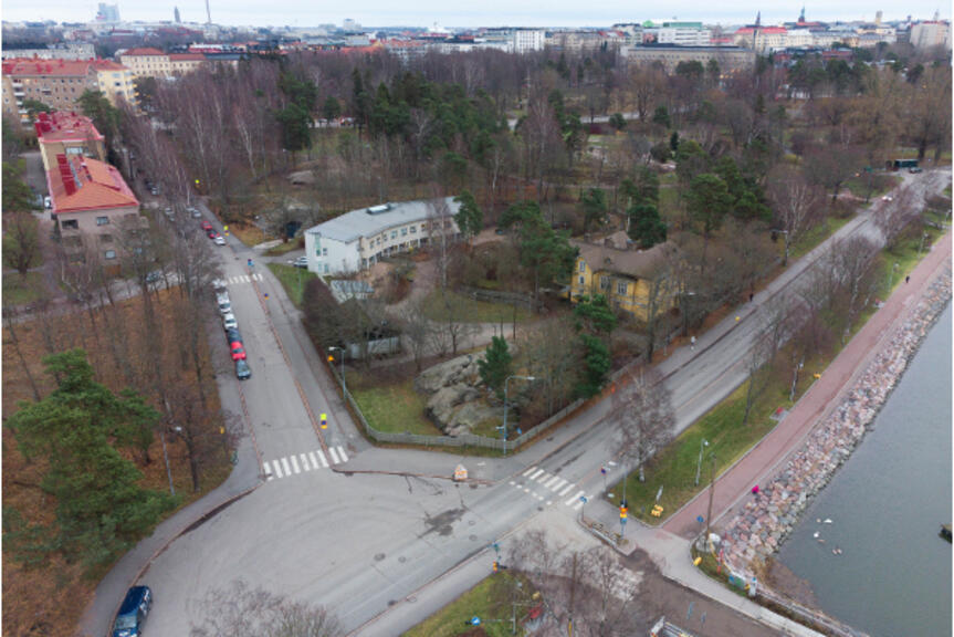 Suunnittelualueen tontti ilmasta. Kuvassa Sibeliuksen puisto, suojeltu Huvila Bråvalla ja puretttava päiväkotirakennus. Suunnittelualueen tontti ilmasta. Kuvassa Sibeliuksen puisto, suojeltu Huvila Bråvalla ja puretttava päiväkotirakennus.