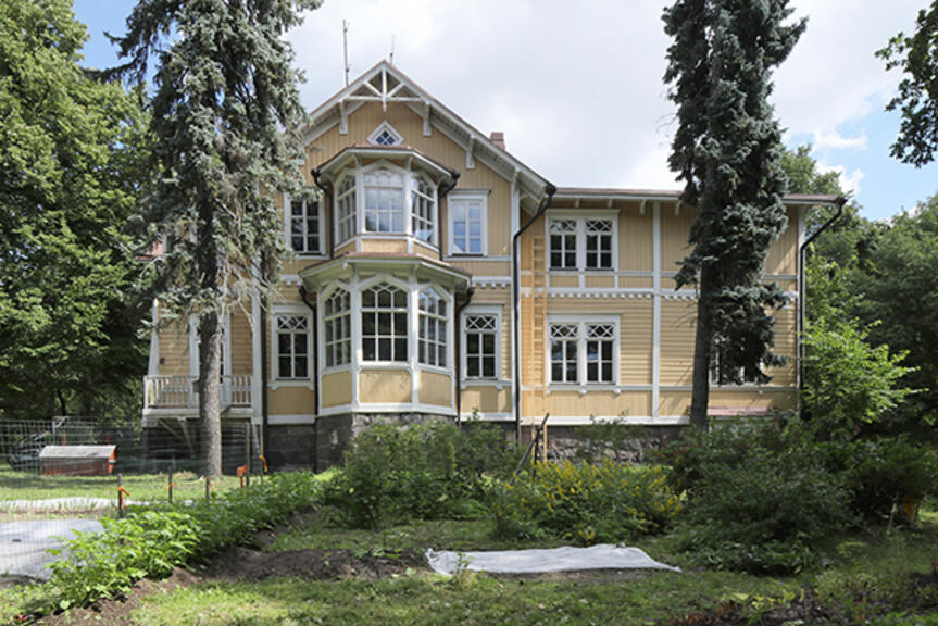 Pauligin huvila puistomiljöineen. Pauligin huvila puistomiljöineen.