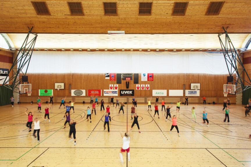 Ohjattu liikuntakurssi on meneillään Pirkkolan liikuntahallissa.