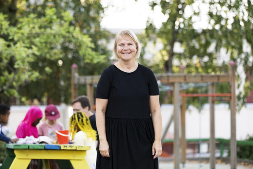 Päiväkodin johtaja Sannalinnea Hietanoro päiväkoti Porolahden pihassa. Päiväkodin johtaja Sannalinnea Hietanoro päiväkoti Porolahden pihassa.