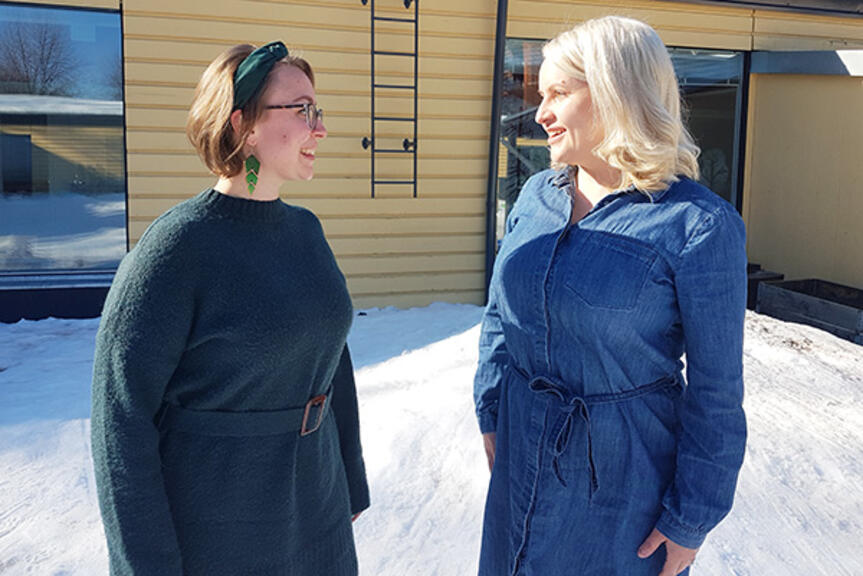 Hanna Stenroos ja Kaisa Juutilainen päiväkodin pihassa. Hanna Stenroos ja Kaisa Juutilainen päiväkodin pihassa.