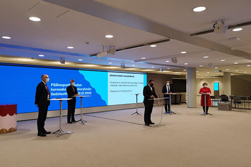 Koronakoordinaatioryhmän info kaupungintalon aulassa.