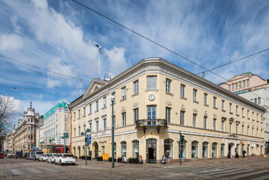 Empiretyylinen kolmekerroksinen rakennus, jonka kivijalassa liiketilaa ja yläkerroksissa toimistotilaa. Empiretyylinen kolmekerroksinen rakennus, jonka kivijalassa liiketilaa ja yläkerroksissa toimistotilaa.