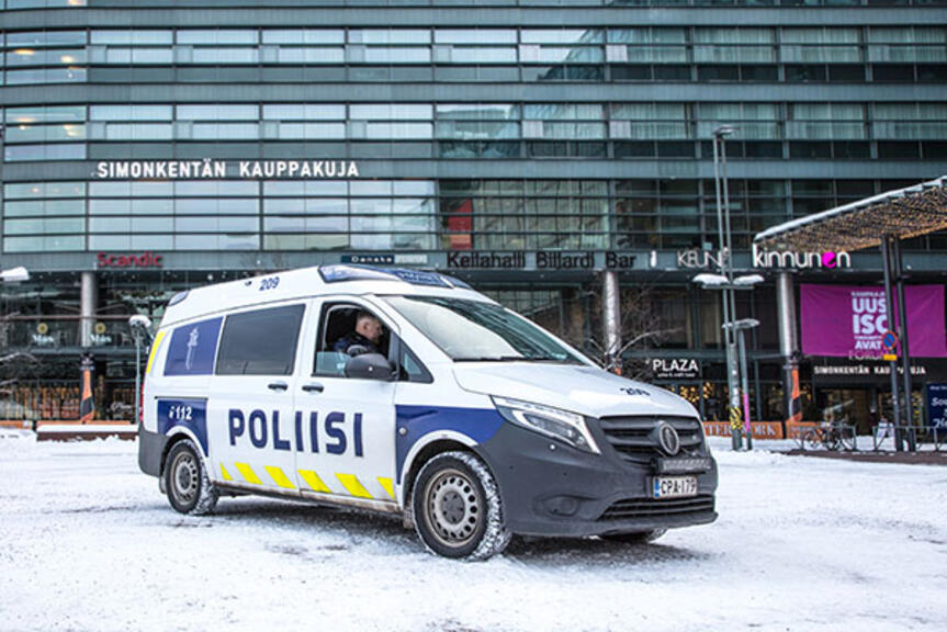 Ennalta estävässä työssä poliisin on tärkeää rakentaa luottamusta ja keskusteluyhteyksiä.Poliisiauto Kampissa.
